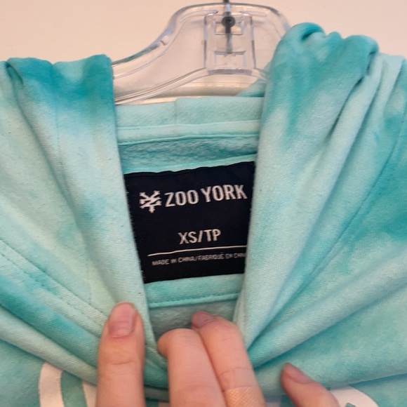 💜CROPPED BLUE TYE DYE HOODIE - Picture 2 of 3